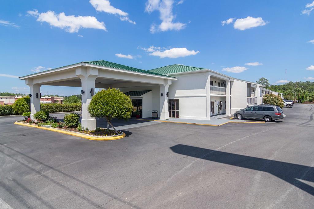 Motel 6 Уейкрос Екстериор снимка