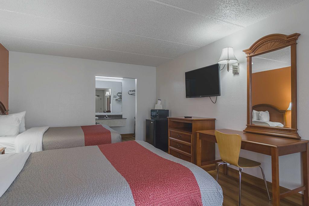 Motel 6 Уейкрос Екстериор снимка