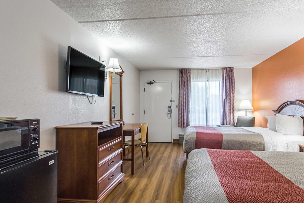 Motel 6 Уейкрос Екстериор снимка