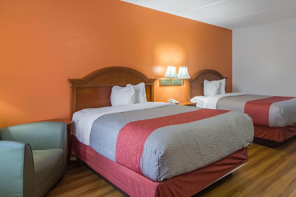 Motel 6 Уейкрос Екстериор снимка