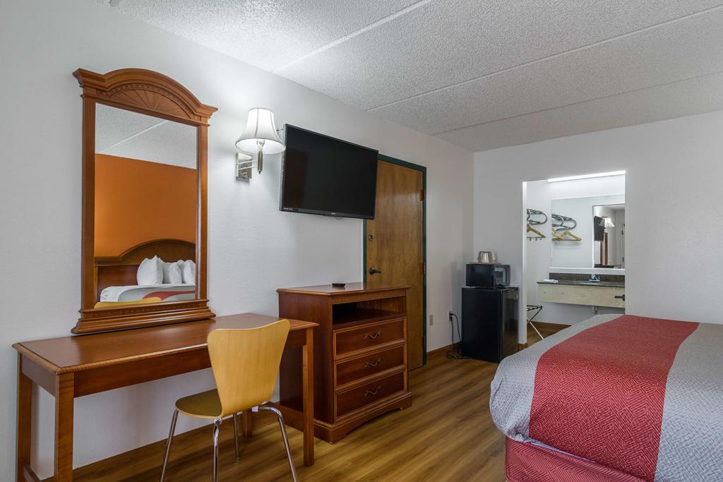 Motel 6 Уейкрос Екстериор снимка